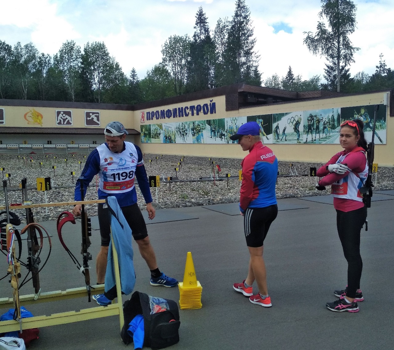 Оружейник Юрий Батманов, спортсменки Амина Иванова и Алина Кудисова