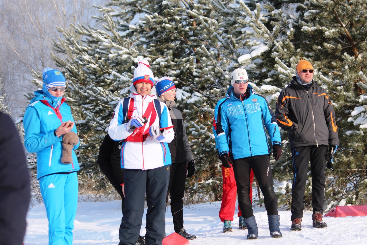 Болельщики и тренеры в ожидании первых стартующих мужчин на первом подъеме.
