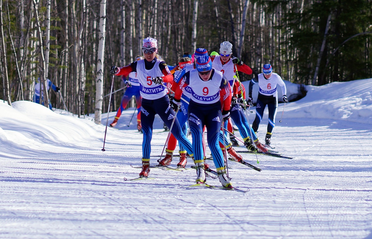лыжные гонки 9 класс. масс старт лыжи мужчины кубок мира. рычкова ирина лыжные гонки. ловкость лыжника. проект на тему лыжные гонки.
