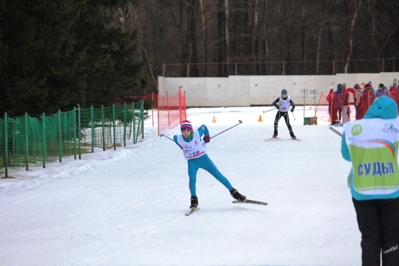К финишу мчится воспитанник "Истины" Леонид Юдичев.