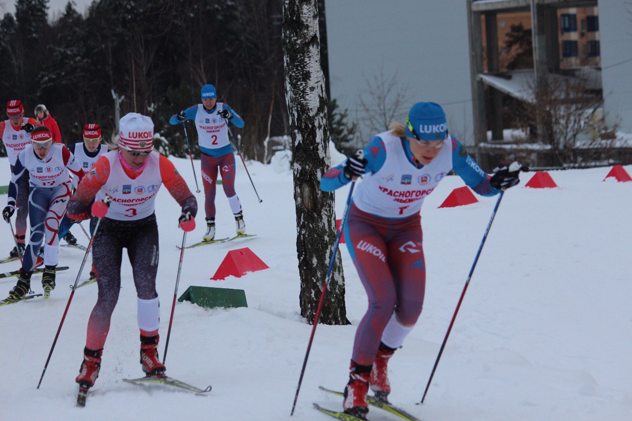 Старт женского финала. Лидирует Наталья Матвеева, за ней - Татьяна Алёшина. Обратите внимание, насколько далеко вышла со старта Дарья Веденина, занявшая в итоге третье место.