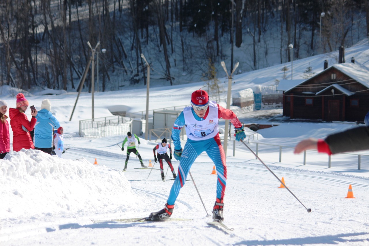 Борьба на заключительном этапе. Впереди Демьян Аносов, которого пытается достать Максим Будильников.