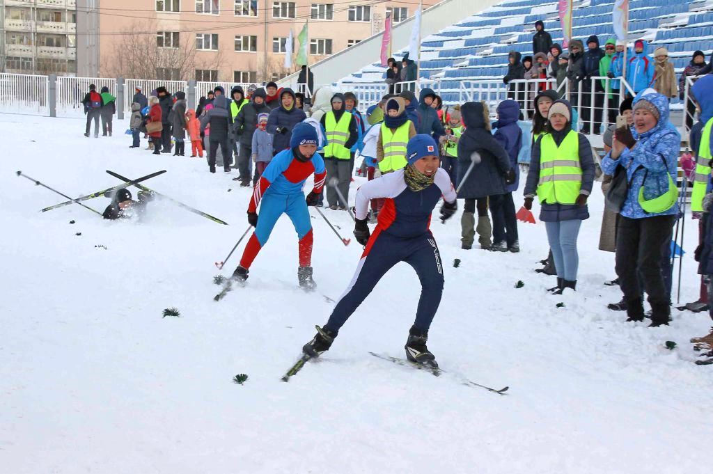 Азартно и драматично состязались дети.