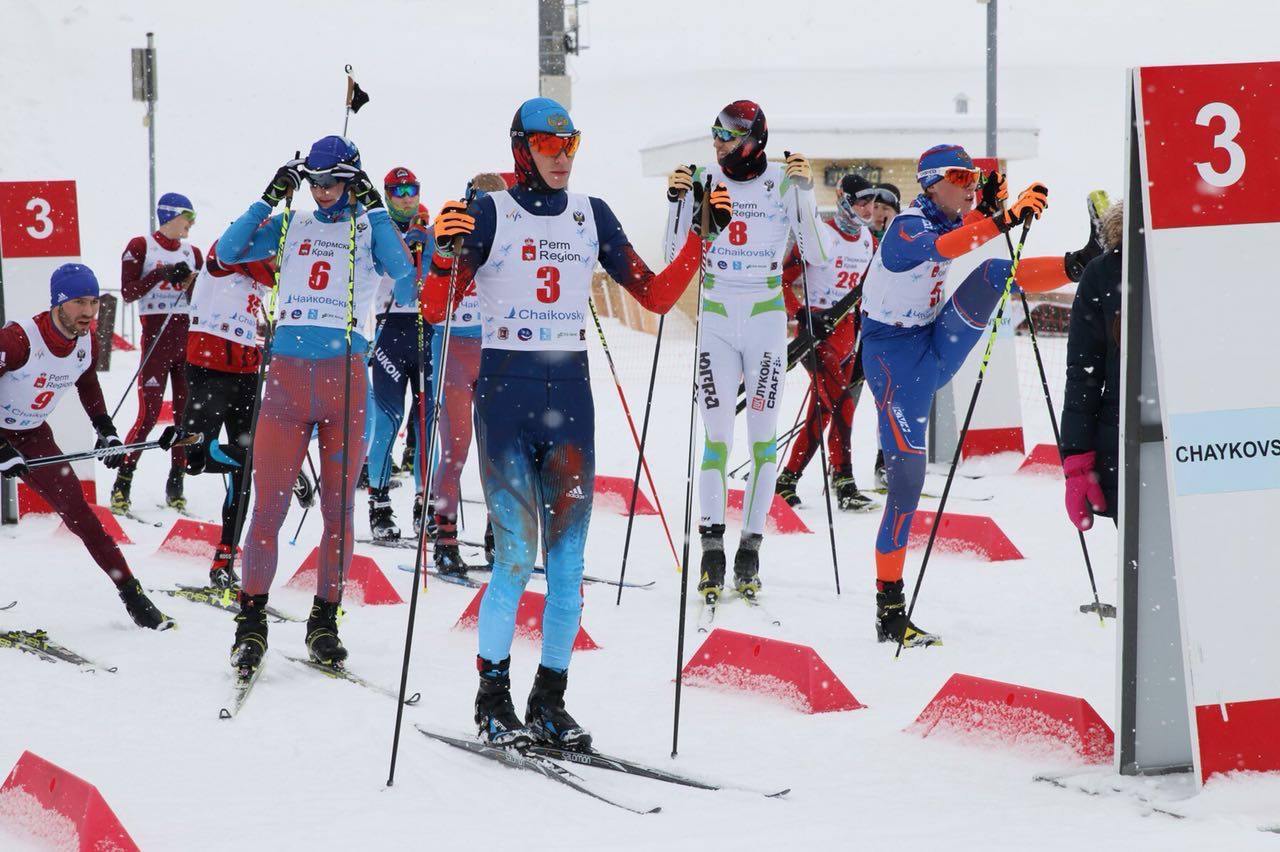 Чемпионат России 2018 – Нияз Набеев вышел на старт в форме сочинской Олимпиады, Вячеслав Барков разминается в костюме сборной Москвы, на заднем плане спортсмены в различных комбинезонах сборной России или регионов