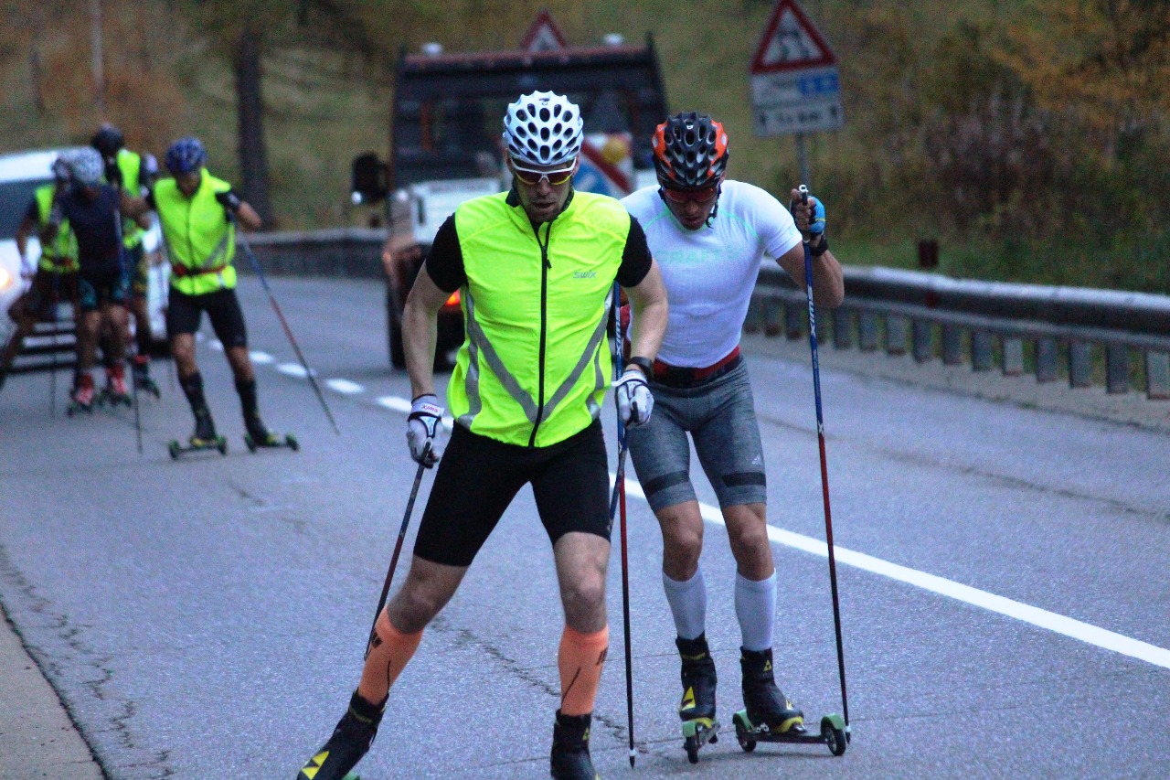 Следующий отрезок после отдыха спортсмены начали более плотной группой из 5 лыжников. По-прежнему лидирует Сергей Устюгов.