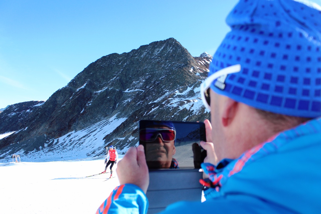 Периодически Маркус Крамер достает свой планшет, чтобы отснять на видео проходящих мимо него спортсменов группы. Это лучший способ наглядно объяснить нюансы техники и над чем необходимо поработать. Маркус снимает Евгения Белова.