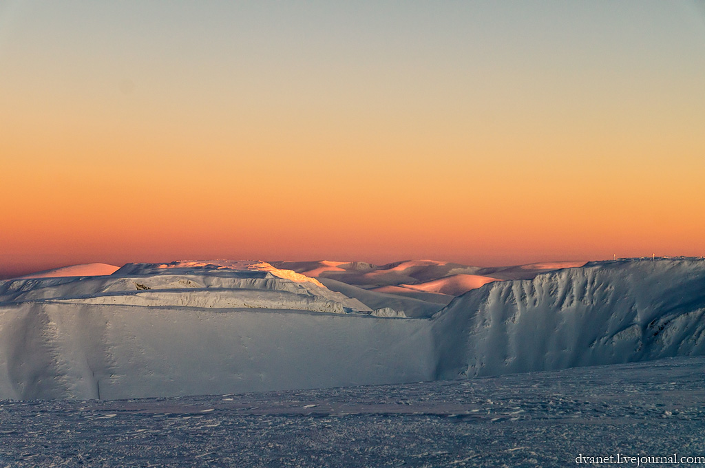 Самое интересное, что буквально через полчаса можно подняться сюда же, на закатное представление