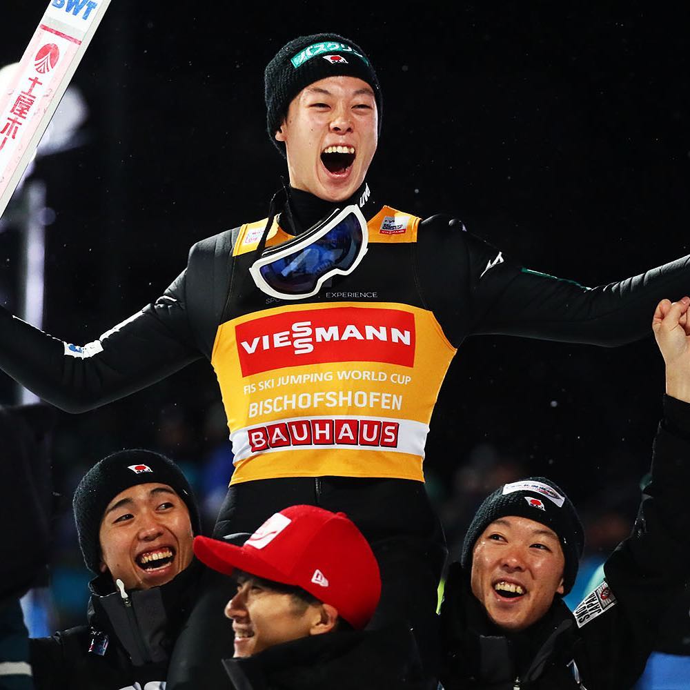 Наоки Накамура, Юкия Сато и Юнсиро Кобаяси чествуют победителя Турне четырех трамплинов 