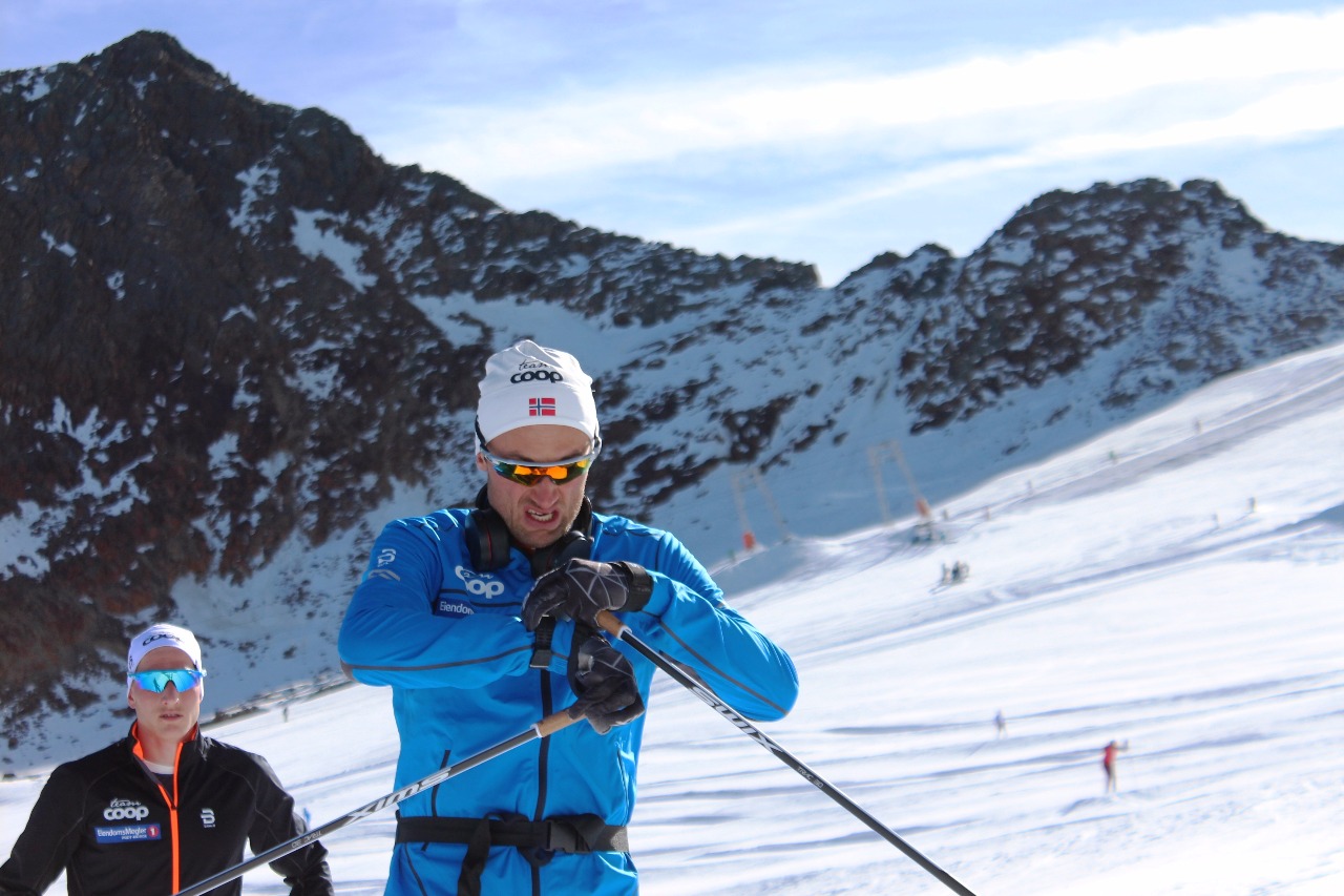 Петтер Нортуг контролирует свой пульс на пульсометре.