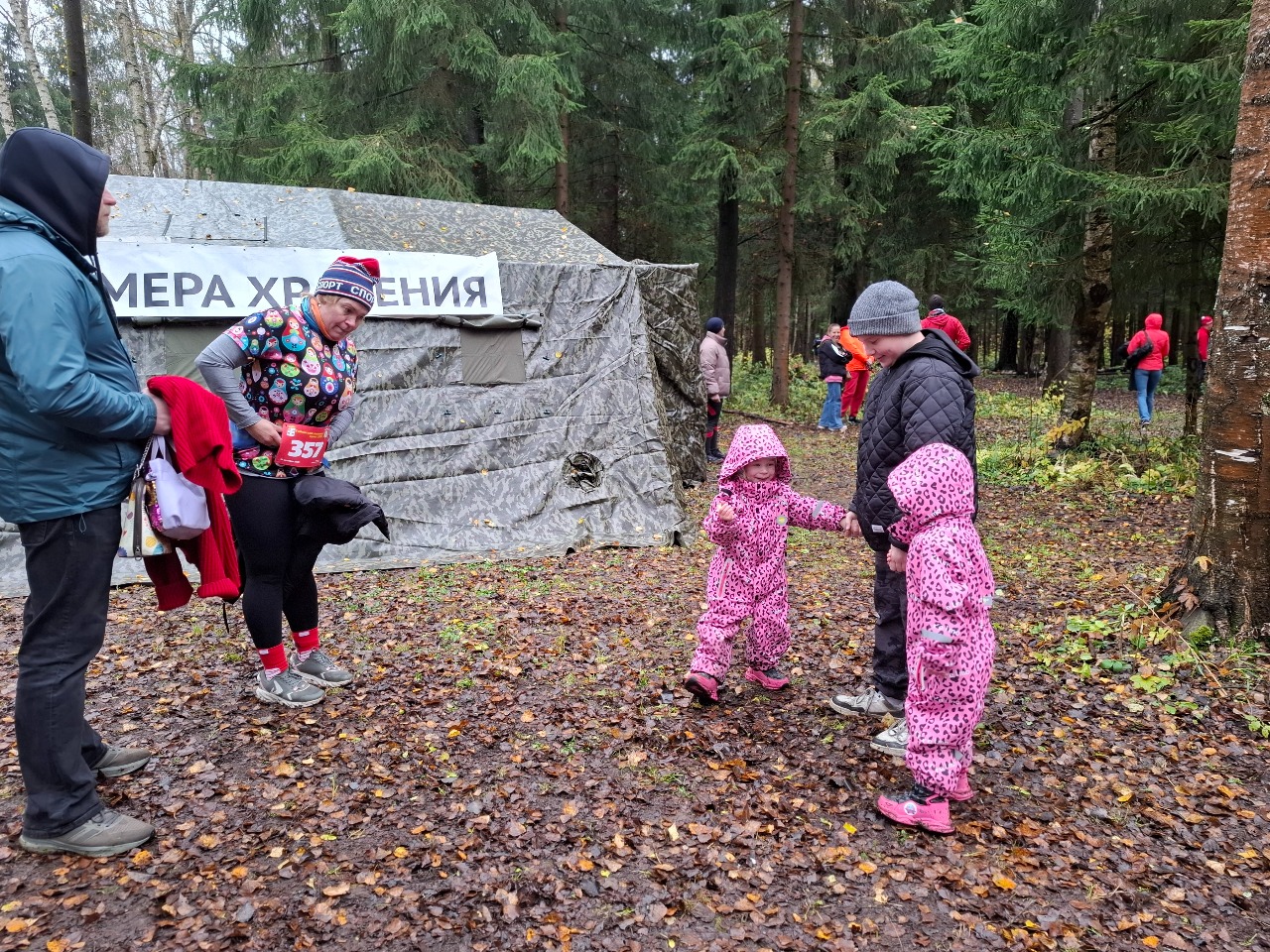 Разминка участников и болельщиков перед стартом.