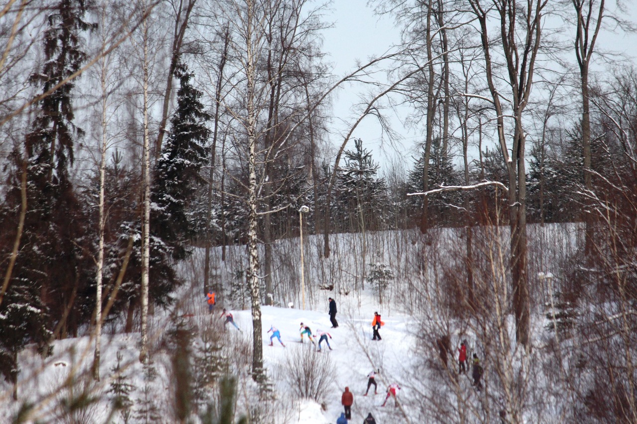 Лидеры уже почти преодолели вторую крутую часть "выключателя" и мы видим, что Шалабода обошла на нем Рыгалину и убегает в отрыв.