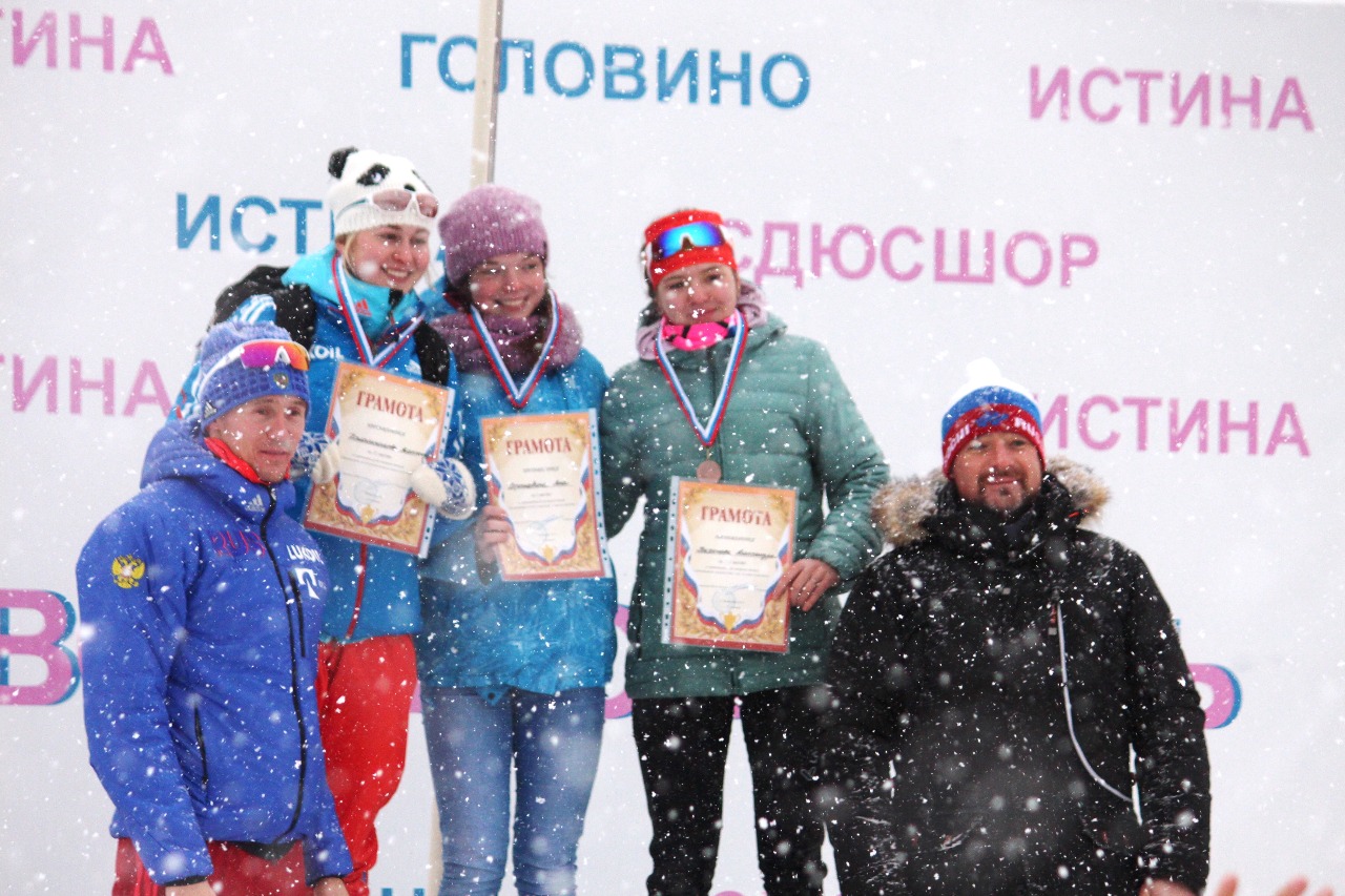 Награждение старших девушек (Яна Хорошавина ("Истина") - первое место, Александра Калашникова (Подольск, Московская область) - второе, Александра Тихонова (Подольск, Московская область)- третье место) провели олимпийский чемпион Никита Крюков и директор СШОР Андрей Кулагин.