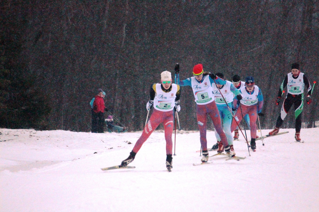 Разгон финала девушек на спуск.