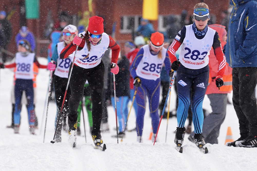 На старте девушки среднего возраста. Под номером 284 стартует Валерия Зайцева, показавшая третий результат. А вдалеке видна будущая победительница в этой возрастной группе подномером 285 Ева Лукичева из СШОР -81 (Бабушкинская).