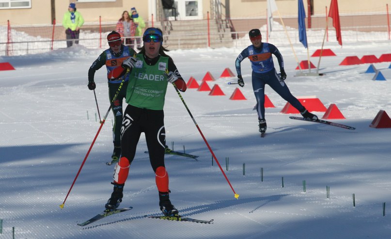 Победительница первого в истории женского Континентального кубка по двоеборью Стефания Надымова в костюме, явно не являющемся формой сборной России 