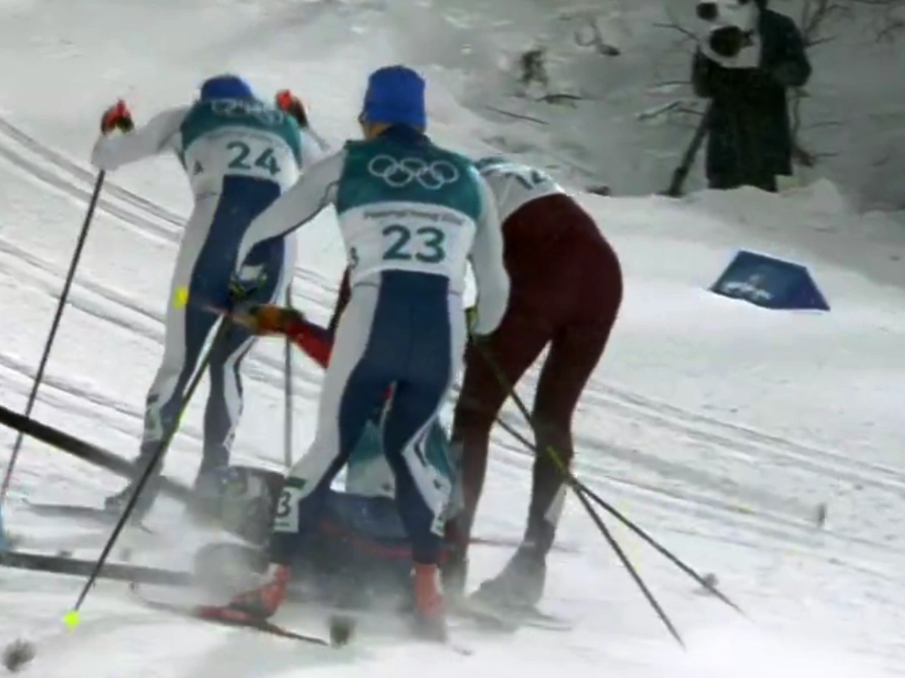 Алексей Виценко оказался в этой куче обеими лыжами.