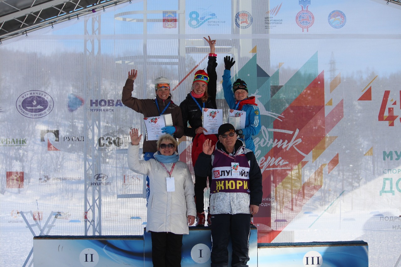 Церемония награждения лыжниц. Анна Белая, Полина Сероносова и Анастасия Власова.