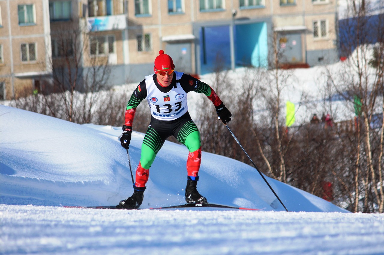 На дистанции лидер - белорусский лыжник Михаил Семенов.