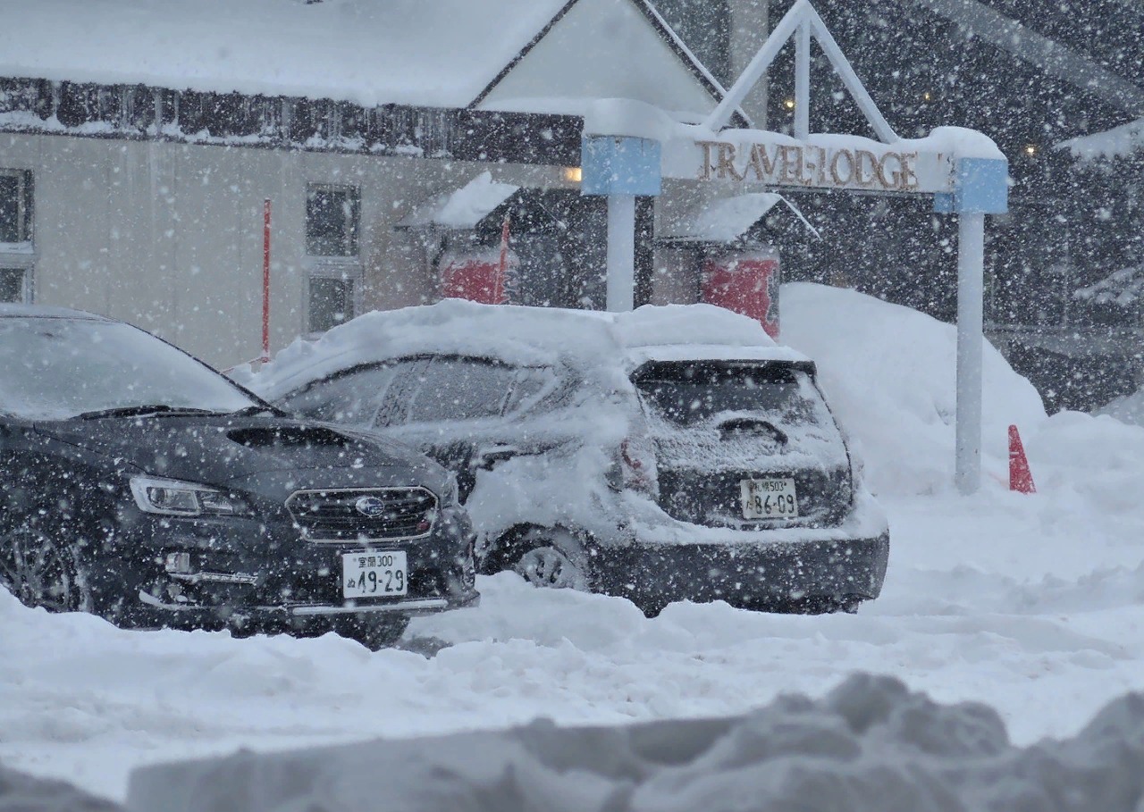 Снег на курортах Хоккайдо мягкий, за зиму его выпадает около 9 метров.