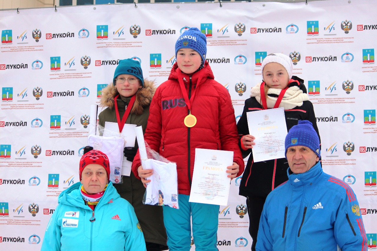 На пьедестале самые юные лыжницы (слева направо: Светлана Павлова (2 место, Химки), Софья Богословская (1 место), Мария Горяева (3 место, Истина)