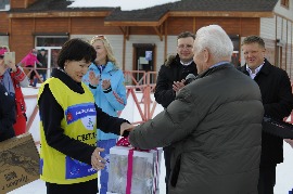 Вице-президент ФЛГР Валерий Федоров вручает подарок на день рождения двукратной олимпийской чемпионке по биатлону Светлане Ишмуратовой.