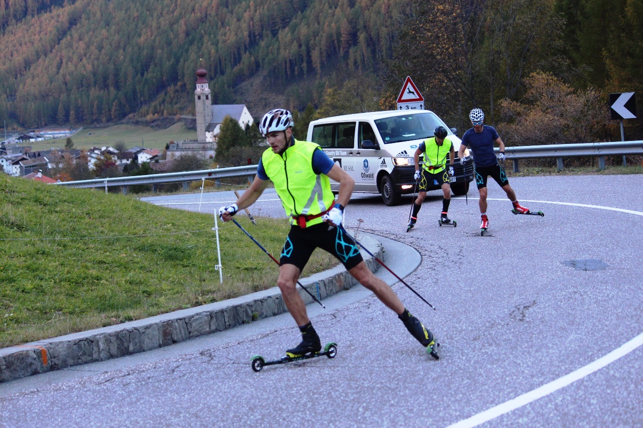 Петр Седов на этом отрезке резко добавляет и уходит вперед из своей группы.
