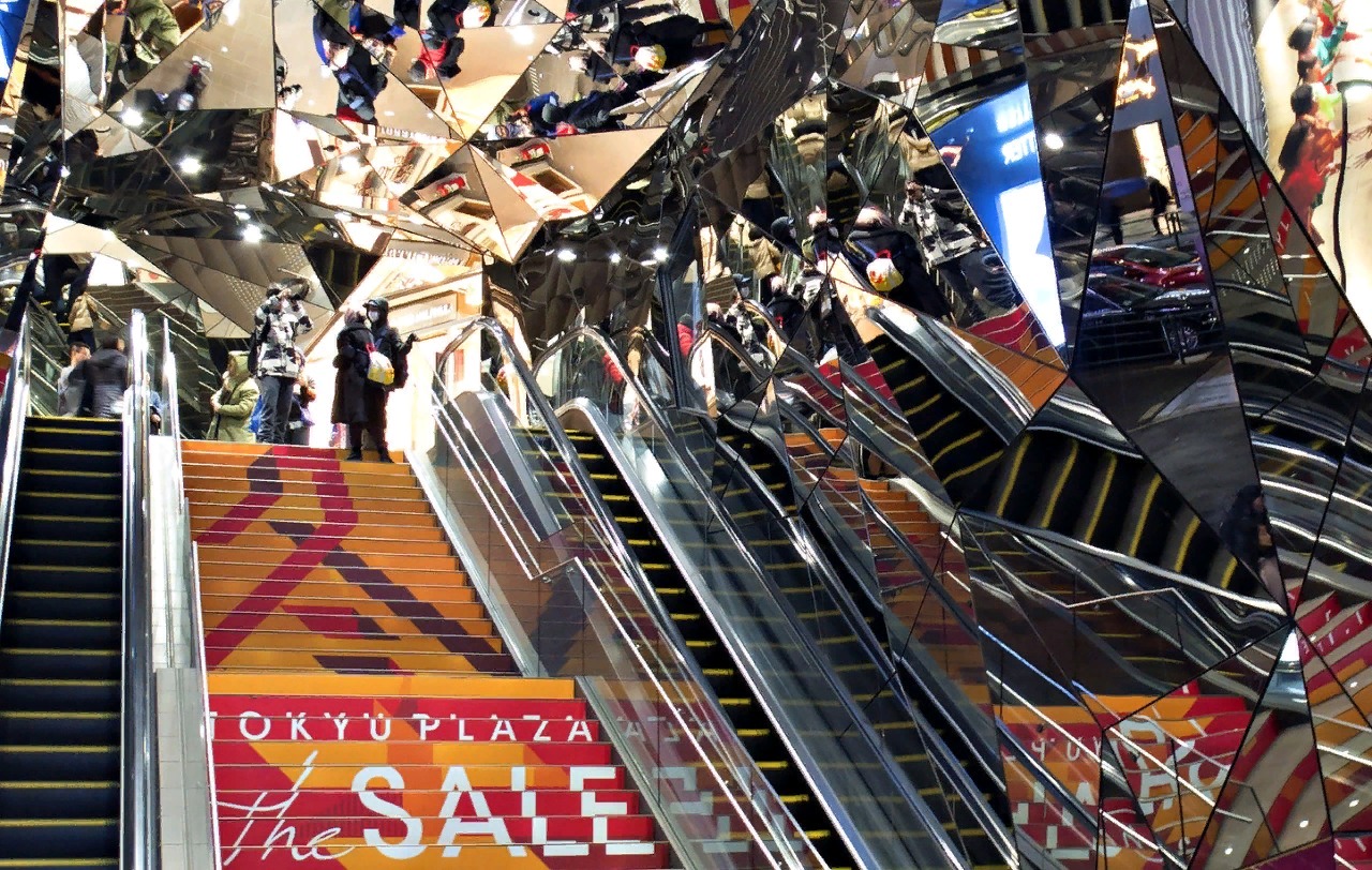 Вход в торговый центр Tokyo Plaza.