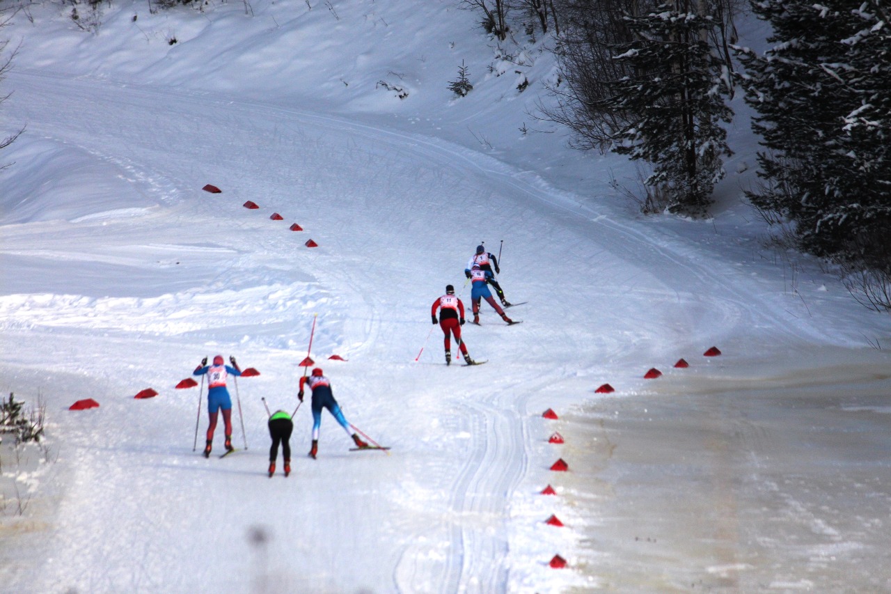 Спортсменки преодолевают пологий спуск и начинают разгон на пологую часть "выключателя".