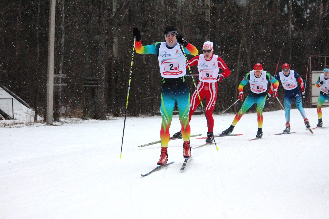 Дмитрий Майоров с самого начала забега взял на себя бремя лидерства.