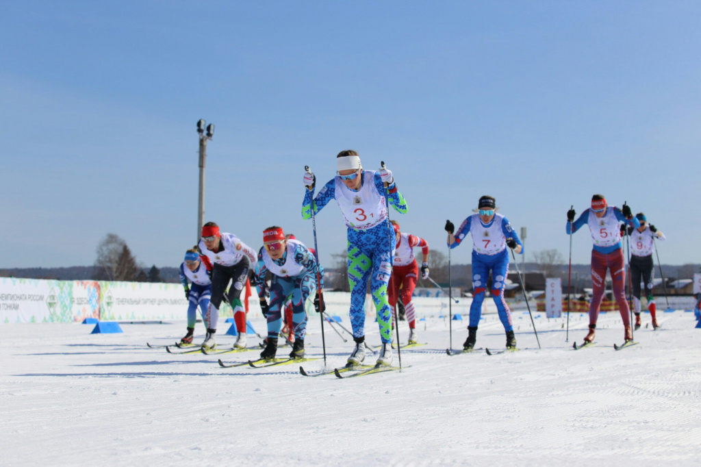 Старт эстафеты. Впереди Анастасия Власова (№3, Коми)