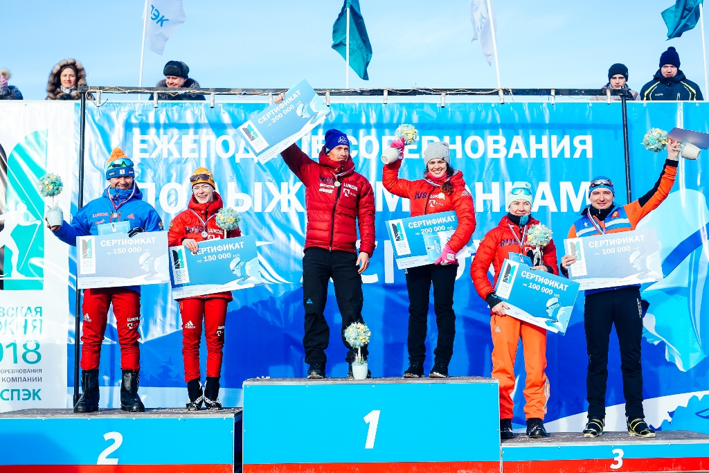 Победители и призеры Удмуртской лыжни-2018 (слева направо) Рауль Шакирзянов и Ольга Царева (второе место), Максим Вылегжанин и Елена Соболева (первое место), Мария Гущина и Юрий Гаврилов (третье место)