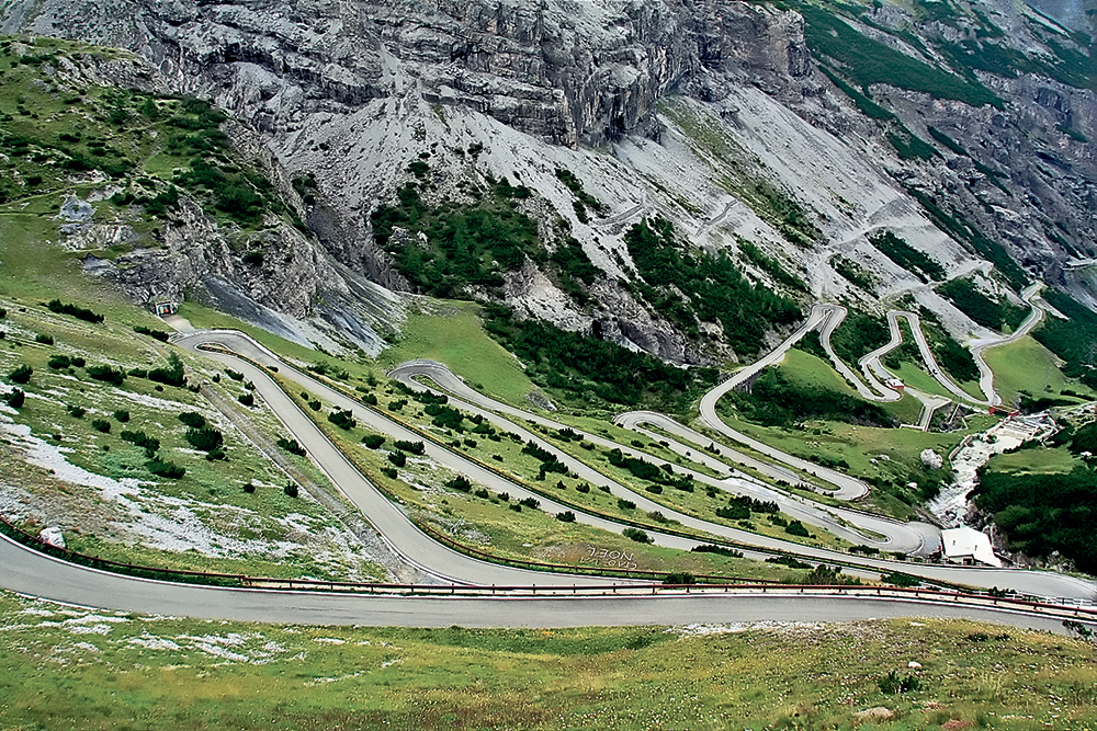 Это вид с перевала Пассо Делло Стельвио в сторону Бормио. «Джиро д’Италия» здесь лезет в гору. А карта «Альпы» рекомендует здесь ехать на мотоцикле вниз — так маршрут красивее. 