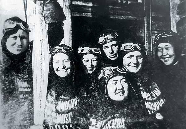 Пять отважных девушек из Бурятии с командиром и политруком.