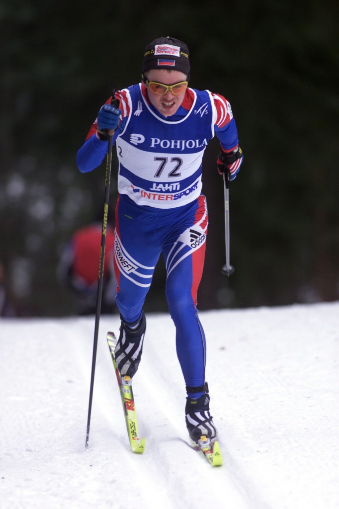 Свои лучшие результаты в Кубке мира Владимир Вилисов показал в гонках классическим стилем. Оба раза он поднялся на пьедестал почета на этапах, проходивших в финском Лахти: занял второе место в 15-километровой разделке в марте 1999-го и финишировал третьим на тридцатке с общего старта в марте 2000-го. На снимке Владимир на дистанции 30-километровой гонки на чемпионате мира 2001 года в Лахти, где он занял 11 место. 