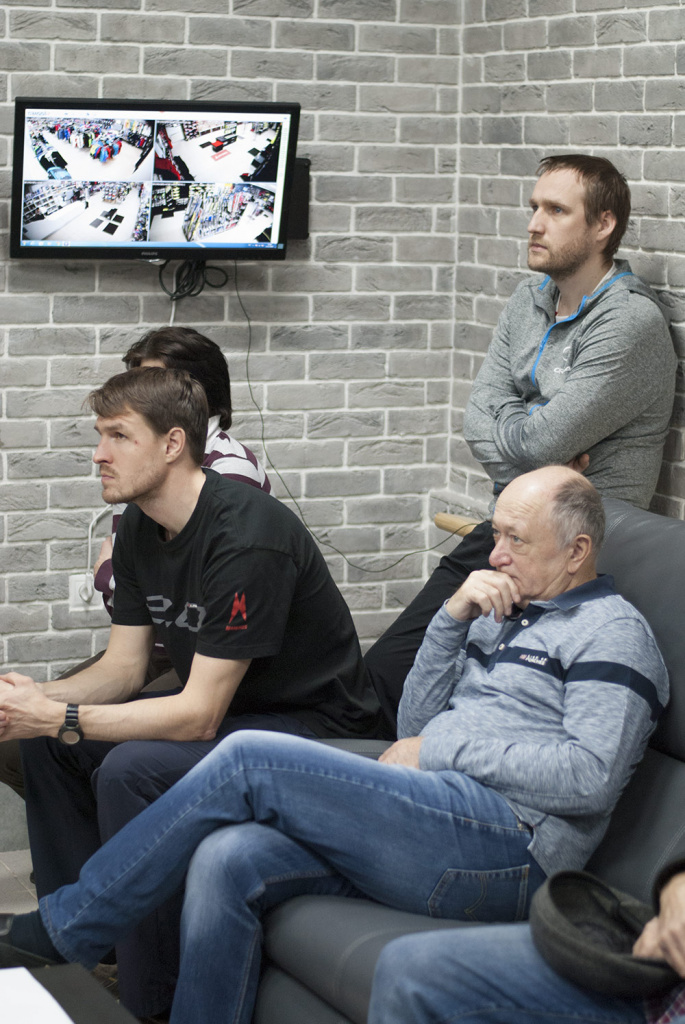 Владелец компании "Ювента спорт" Пётр Тихонович (крайний справа) внимательно слушает Маркуса Майстера.