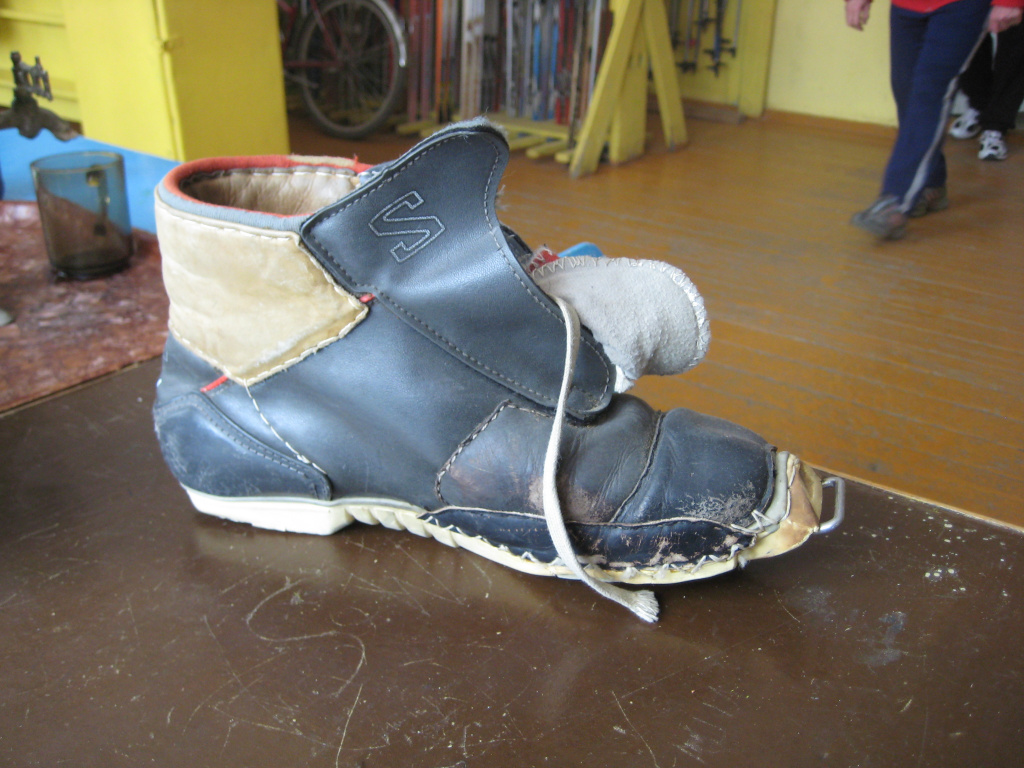 Этот ботинок вернулся к жизни после работы тренера-портного: шесть кожаных заплаток, и ботинок снова будет служить детям до очередного ремонта. Тренер показал мне длинный ряд из трёх десятков пар такой вот отремонтированной его руками обуви.