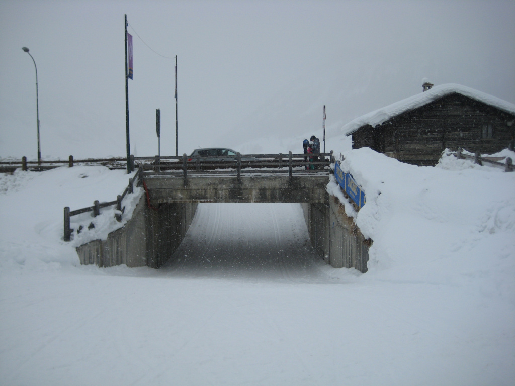 Это пересечение лыжной трассы с автомобильной дорогой в итальянском Ливиньо. Как видите, местная коммуна потратила какие-то деньги на сооружения этого моста для того, чтобы лыжники могли пересекать автодорогу, не снимая лыж. 
