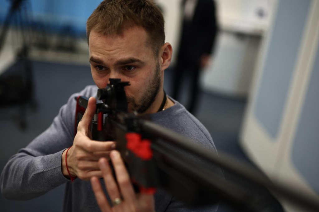 ТАСС Антон Шипулин признался, что пока не опробовал новую винтовку в деле, но планирует сделать это в ближайшем будущем.