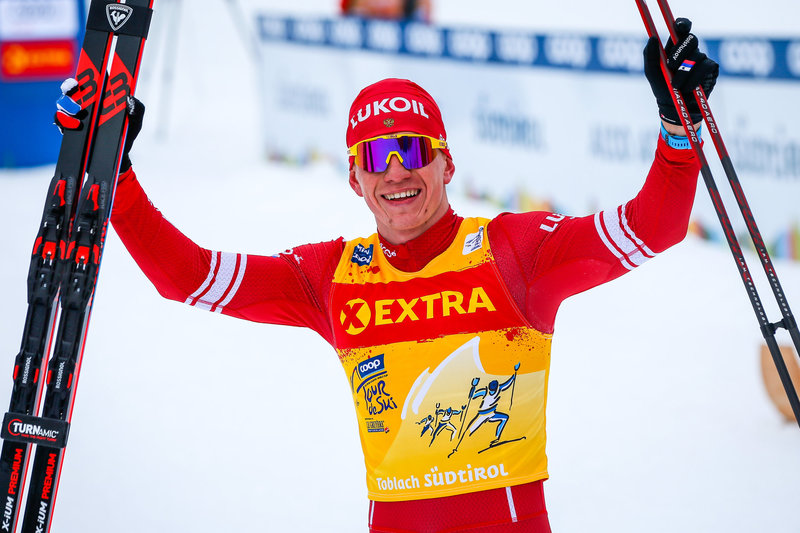 Александр Большунов в желтой майке лидера Тур де Ски