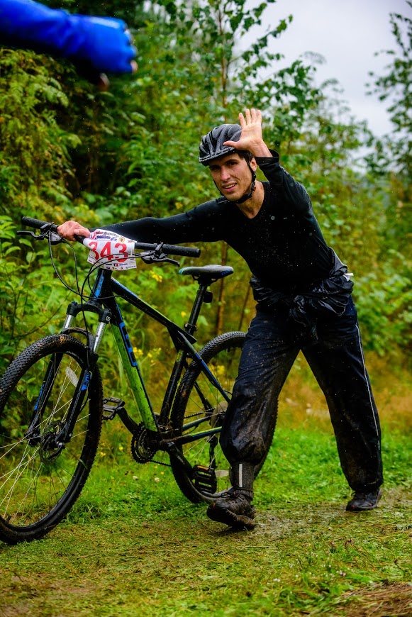 Илья Кукушкин из Ярославской области не унывает, несмотря на то, что промок уже до самой последней нитки. 