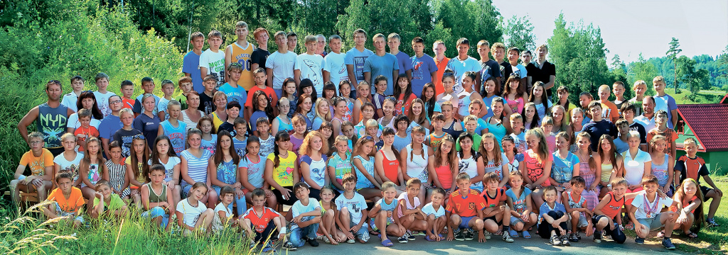 Большого труда стоило Светлане Владимировне организовать это масштабное фото. Ведь в этом году в лагере собралось 150 юных спортсменов по всем видам спорта, представленным в её спортивной школе. 