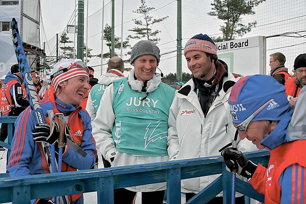 Чемпионат мира-2007 в японском Саппоро. Вегард Ульванг и Йорг Капол (справа) обмениваются дружескими фразами с новоиспеченной чемпионкой мира в дуатлоне Ольгой Завьяловой и менеджером сборной России Юрием Чарковским. К сожалению, удача не улыбнулась героине Саппоро-2007 в заключительный день соревнований, и после серебряной медали на коньковой «десятке» и «золота» в дуатлоне Ольга смогла занять на «тридцатке» лишь восьмое место, но зато оставила не у дел лидера норвежской сборной — Марит Бьорген. Впрочем, позитивный настрой даже после этой относительной неудачи у Ольги всё равно налицо.