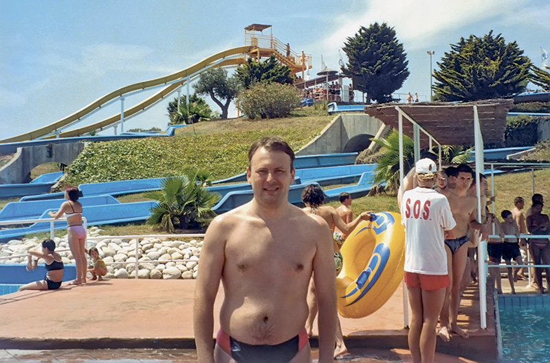 На верхнем фото наш герой на отдыхе в 2002 году. За три года, пока Алексей не занимался спортом и ни в чем себе не отказывал, он поправился на 18 кг. На нижней карточке — 2015 год, так Алексей выглядит сейчас. Согласитесь, разница существенная