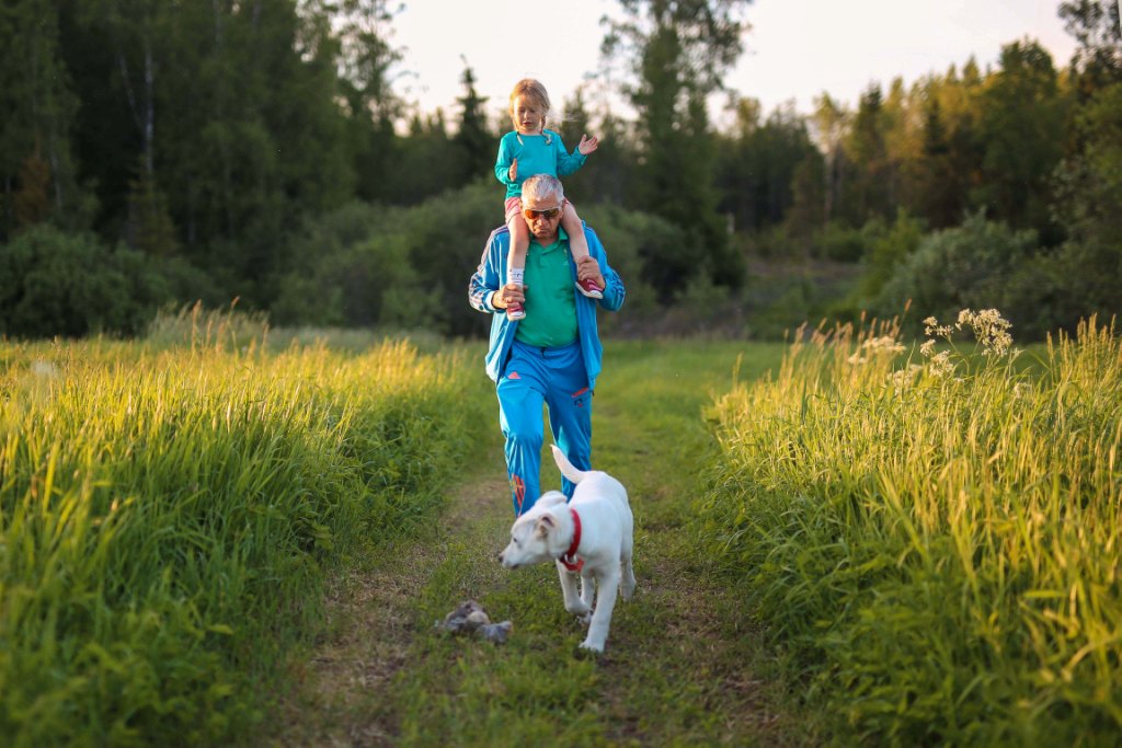 На прогулке с внучкой в окрестностях Отепя.