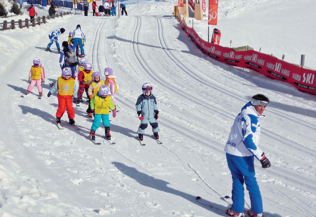 Детишки из местной лыжной школы делают свои первые шаги на горных лыжах как раз рядом с лыжнями, по которым завтра мы отправимся в путь на «Moon Light Classic».