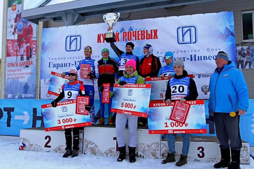 Олеся Ляшенко, Ольга Рочева, Зинаида Липина. Награждает Василий Рочев-старший