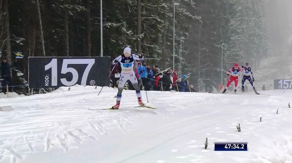 Eurosport Самое начало четвёртого этапа. Лена Соболева пока ещё пытается сражаться с шведкой и финкой. Но на финише она уступит обеим более 30 секунд.
