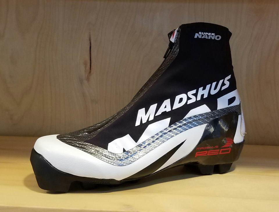 Ботинок Madshus Super Nano classic. Хорошая боковая поддержка, плотно сидящая пятка и в меру жесткая подошва сделали его моим основным ботинком для даблполинга в этом сезоне. 