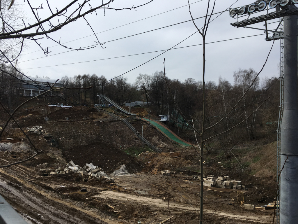 Место, где раньше находился Большой трамплин, рядом – трамплин К-25 (апрель 2018) 