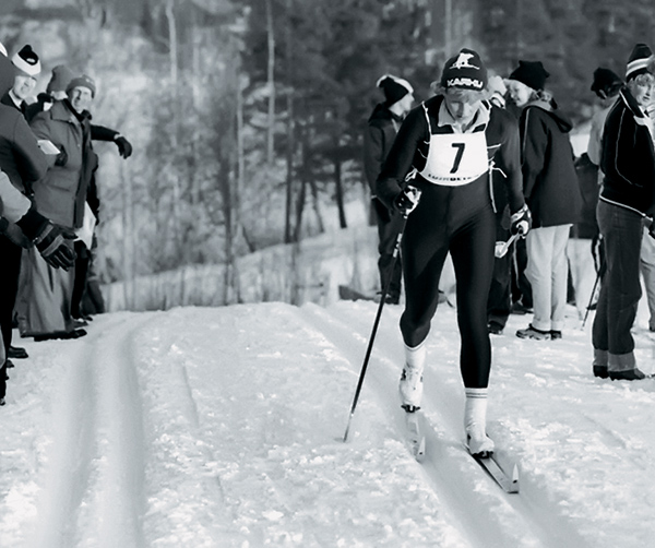 На трассе — трёхкратная олимпийская чемпионка Сараево (1984) финка Марья-Лииса Хямяляйнен.